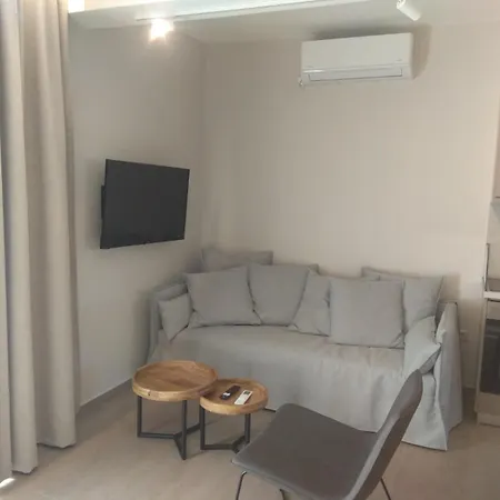 Theasis Deluxe Apartman *